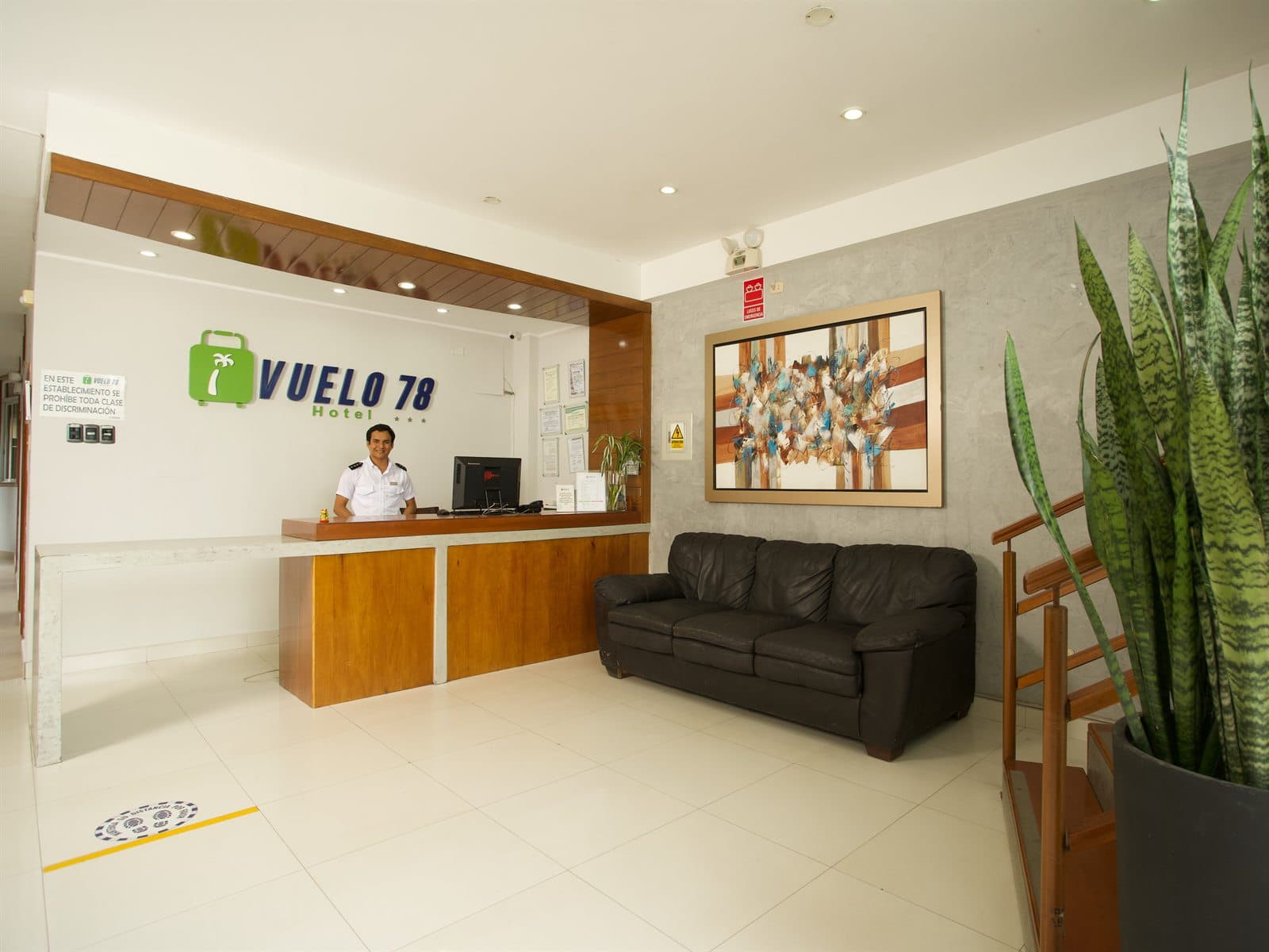 Lobby del hotel con recepción y sofa
